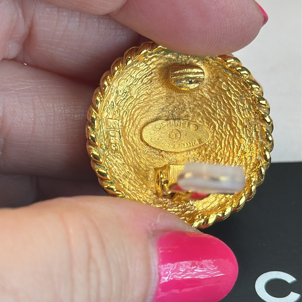 CHANEL CC Vintage 24K Goldplated clip on Earrings w/ COA, unbranded necklace - Picture 7 of 10
